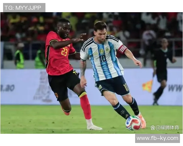 梅西挺身而出对抗肘击事件教育阿根廷老乡维护比赛公正